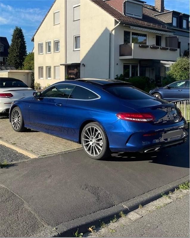 Blau Gebraucht 2016 Mercedes C300 AMG line Coupé | 20.600 € (Fairer Preis) - Bild 1/4