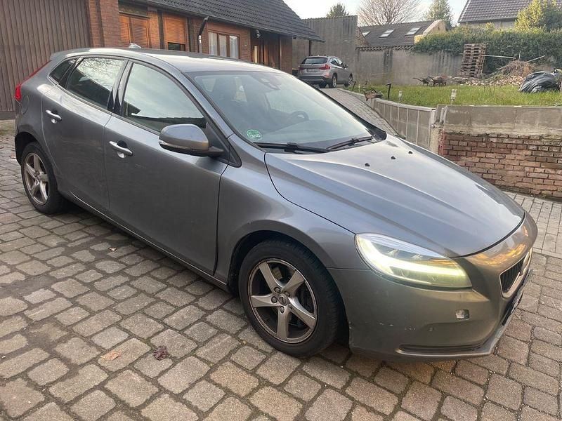 Gebraucht Volvo V40 Momentum 120 PS (88 kW) 2017 Grau Limousine