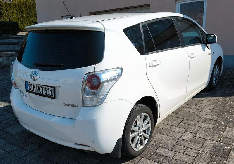 Gebraucht Toyota Verso Skyview Edition 147 PS (108 kW) 2011 Weiß Van / Kleinbus