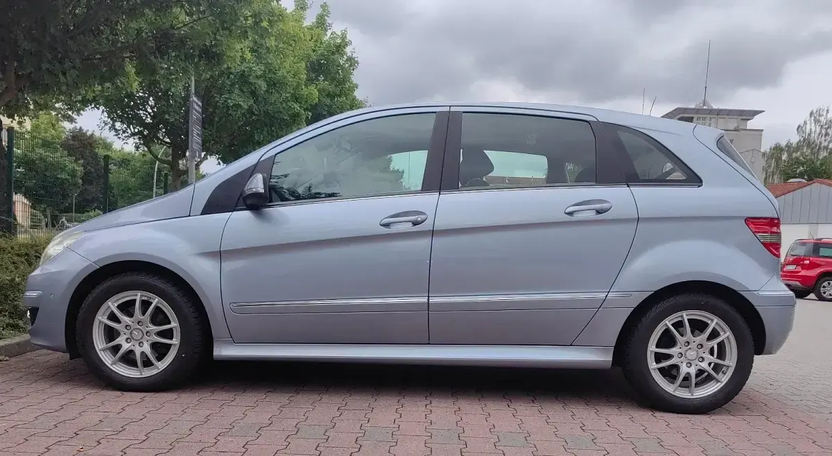Gebraucht Mercedes B200 140 PS (102 kW) 2011 Blau Kleinwagen