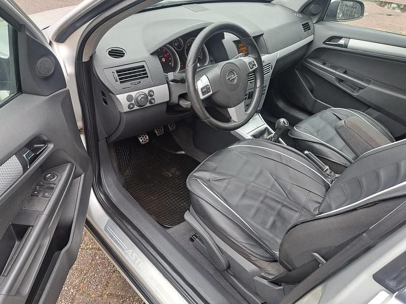 Second-hand Opel Astra 125 CP (91 kW) 2004 Argintiu Hatchback