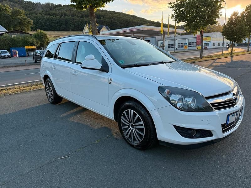 Weiß Gebraucht 2010 Opel Astra Kombi | 1.850 € (Fairer Preis) - Bild 1/4