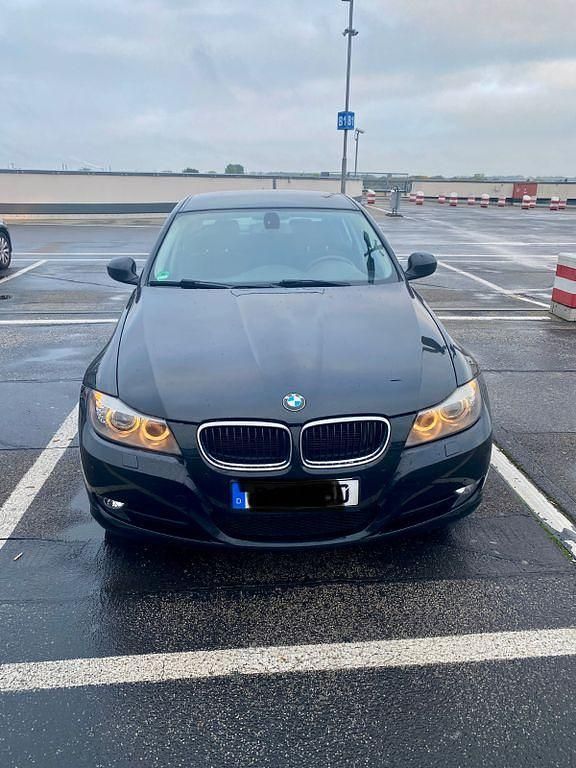 Schwarz Gebraucht 2010 BMW 320 Sport Line Limousine | 3.200 € (Superpreis) - Bild 1/4
