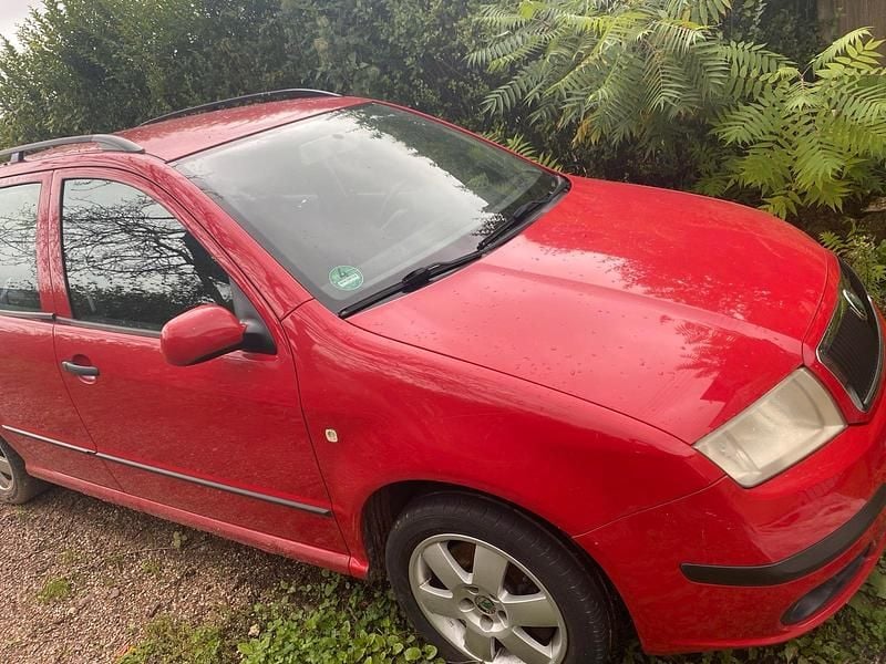 Rot Gebraucht 2005 Skoda Fabia Kleinwagen | 700 € (Guter Preis) - Bild 1/4