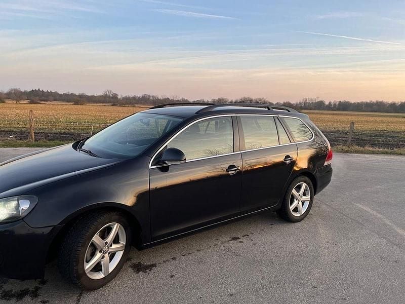 Schwarz Gebraucht 2011 VW Golf VI Comfortline Kleinwagen | 4.650 € (Fairer Preis) - Bild 1/4