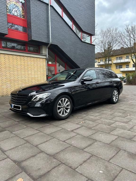 Gebraucht Mercedes E220 194 PS (142 kW) 2017 Schwarz Limousine