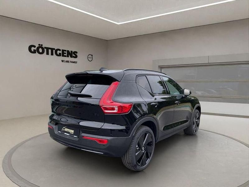 Neu Volvo XC40 Plus 163 PS (119 kW) 2025 Schwarz SUV