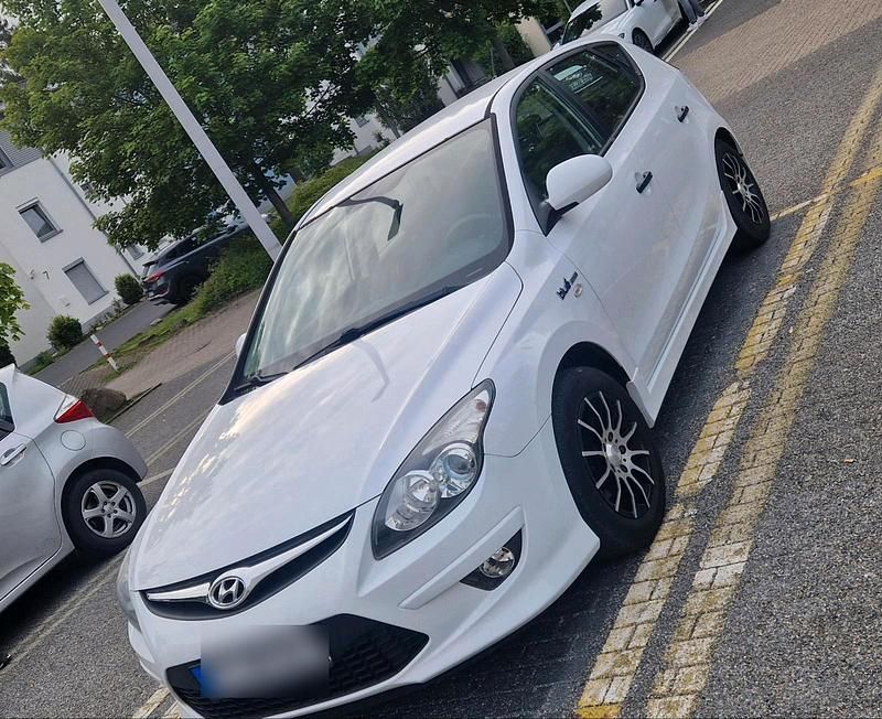 Weiß Gebraucht 2010 Hyundai i30 Limousine | 2.300 € (Guter Preis) - Bild 1/4