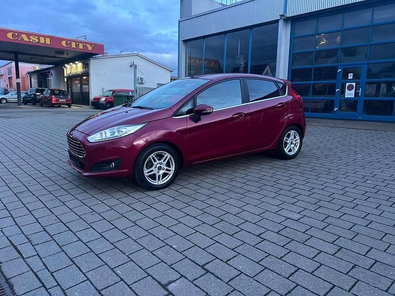 Gebraucht Ford Fiesta Titanium 125 PS (91 kW) 2014 Hot magenta Kleinwagen