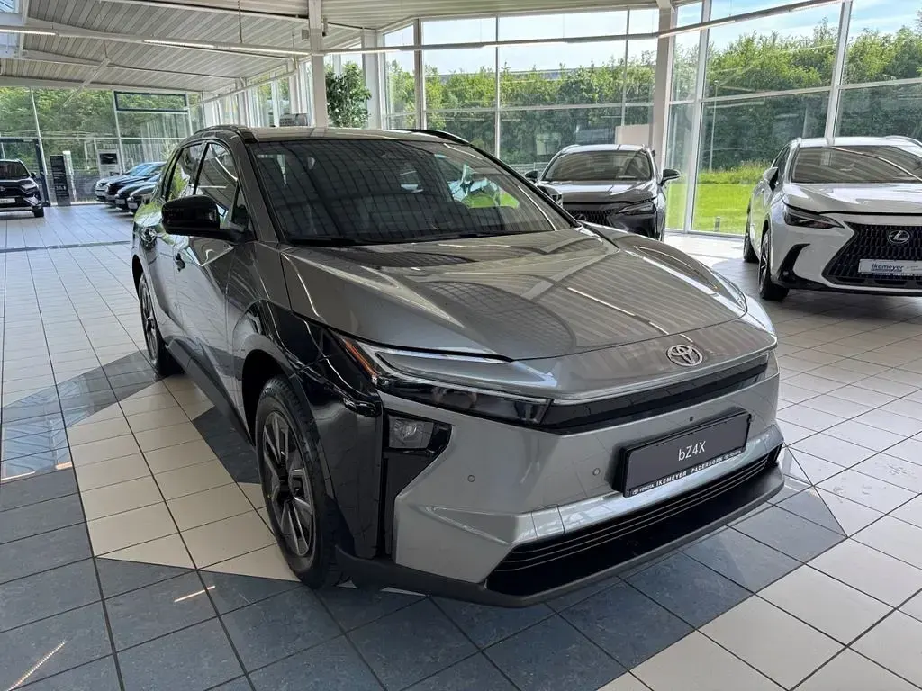 Neu Toyota bZ4X 164 kW (224 PS) 2026 Precious metal grey metallic SUV