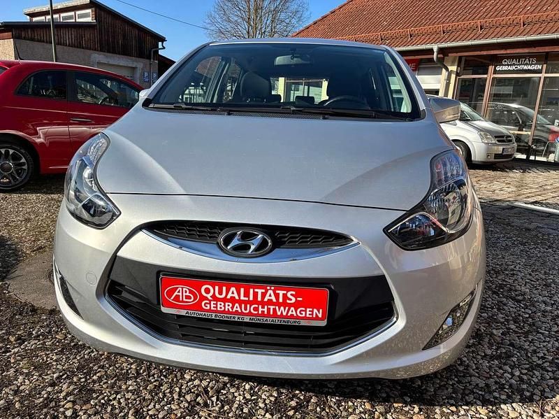 Gebraucht Hyundai ix20 Edition 90 PS (66 kW) 2012 Sleek silver Kleinwagen