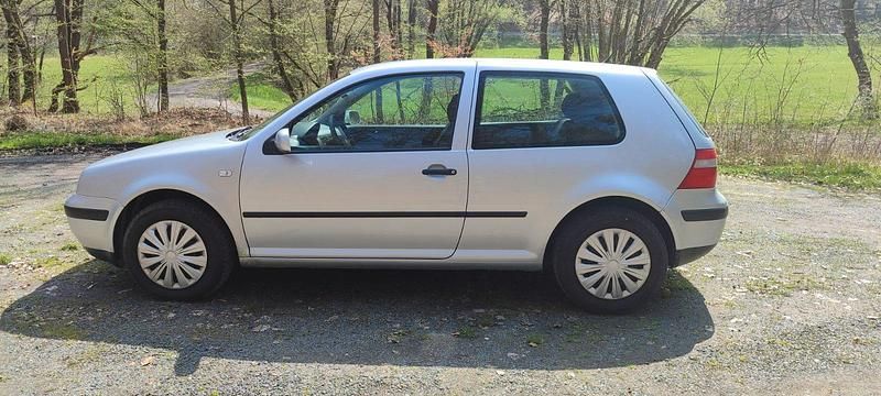 Second-hand VW Golf IV 75 CP (55 kW) 2002 Argintiu Berlinǎ