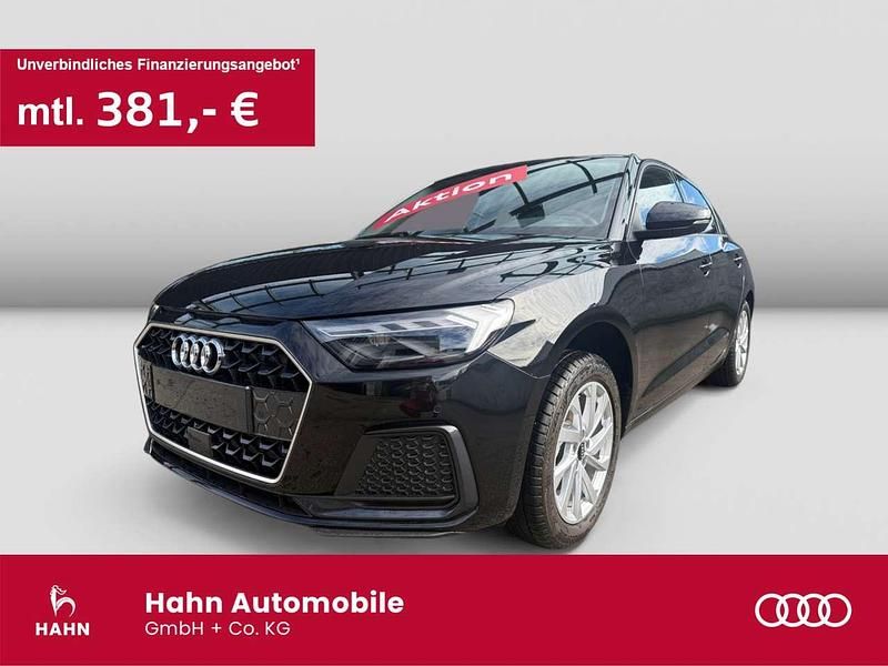 Mythosschwarz metallic Gebraucht 2025 Audi A1 Advanced Plus Limousine | 25.777 € (Etwas zu teuer) - Bild 1/3