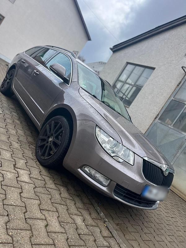 Gebraucht Skoda Superb 140 PS (102 kW) 2012 Violet Kombi