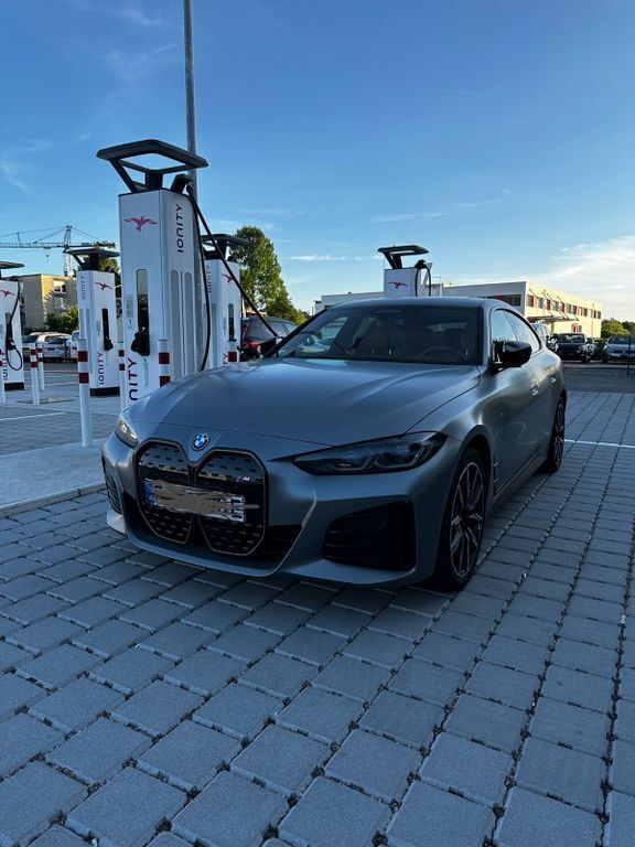 Braun Gebraucht 2023 BMW i4 Performance Limousine | 54.990 € (Fairer Preis) - Bild 1/4