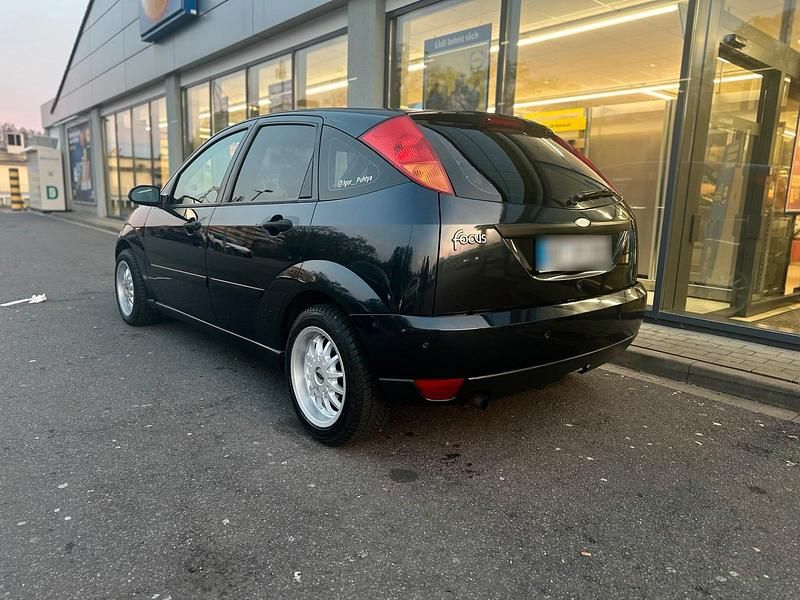 Second-hand Ford Focus 101 CP (74 kW) 2001 Albastru Hatchback