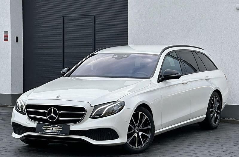 Weiß Gebraucht 2018 Mercedes E200 Avantgarde Limousine | 26.400 € (Fairer Preis) - Bild 1/4