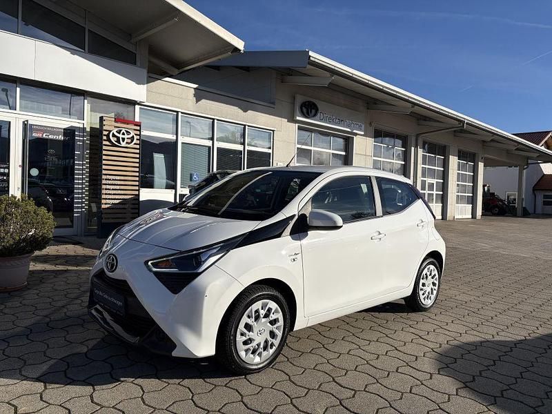 Schneeweiß Gebraucht 2021 Toyota Aygo X-play Kleinwagen | 12.490 € (Fairer Preis) - Bild 1/4