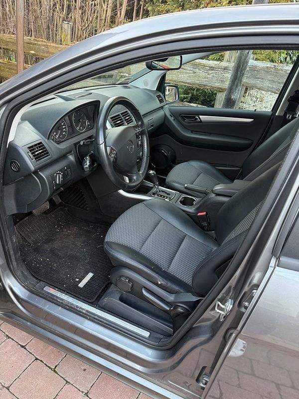Gebraucht Mercedes A200 136 PS (100 kW) 2010 Grau Kleinwagen