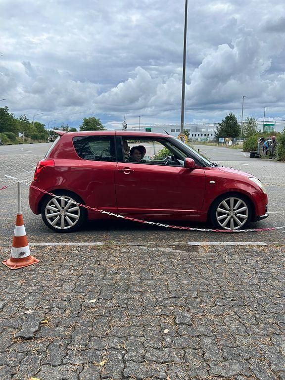 Rot Gebraucht 2007 Suzuki Swift Sport Limousine | 3.700 € (Fairer Preis) - Bild 1/4