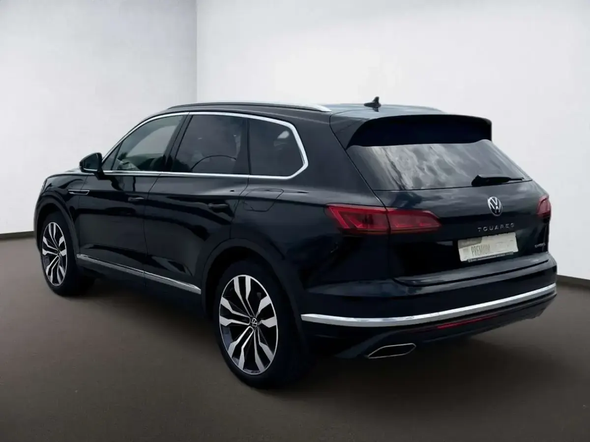 Gebraucht VW Touareg Elegance 381 PS (280 kW) 2021 Schwarz deep black perleffekt SUV