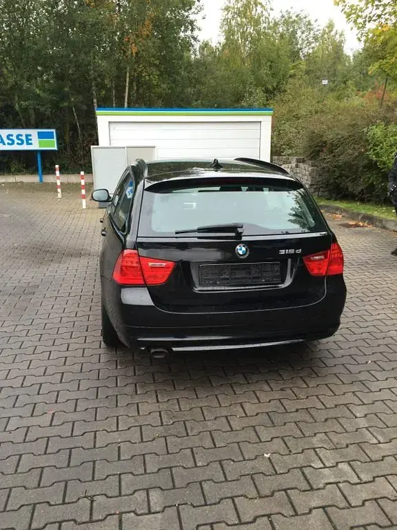 Gebraucht BMW 318 143 PS (105 kW) 2011 Schwarz Kombi