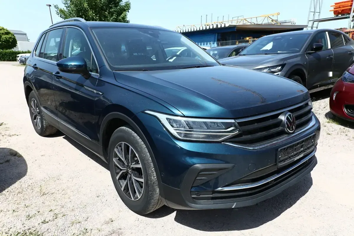Gebraucht VW Tiguan Life 150 PS (110 kW) 2022 Blau metallic SUV