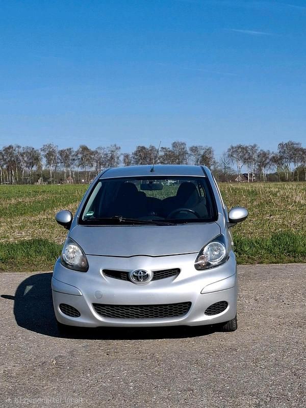 Gebraucht Toyota Aygo 63 PS (46 kW) 2009 Silber Kleinwagen