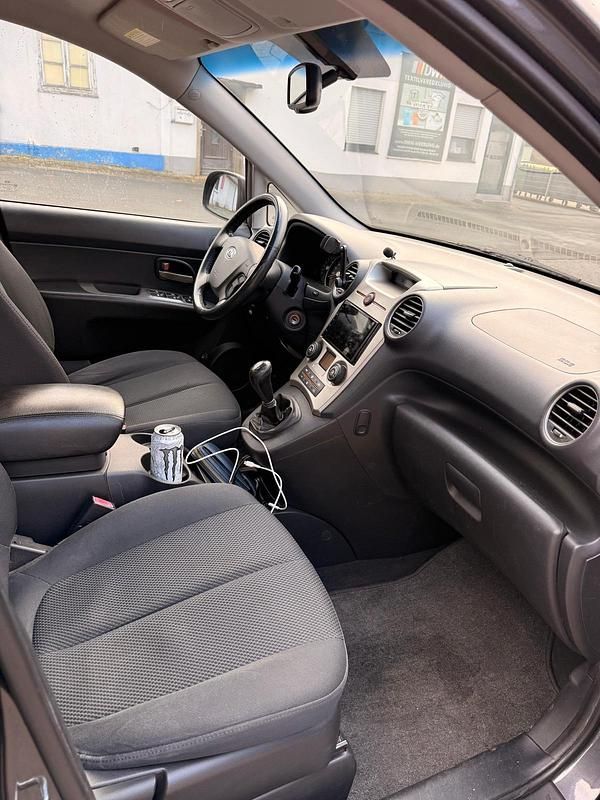 Gebraucht Kia Carens 144 PS (105 kW) 2009 Grau Van / Kleinbus