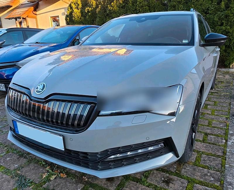 Grau Gebraucht 2021 Skoda Superb SportLine Kombi | 26.999 € (Etwas zu teuer) - Bild 1/4