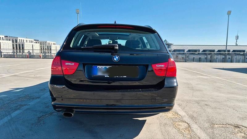 Gebraucht BMW 320 177 PS (130 kW) 2009 Schwarz Kombi