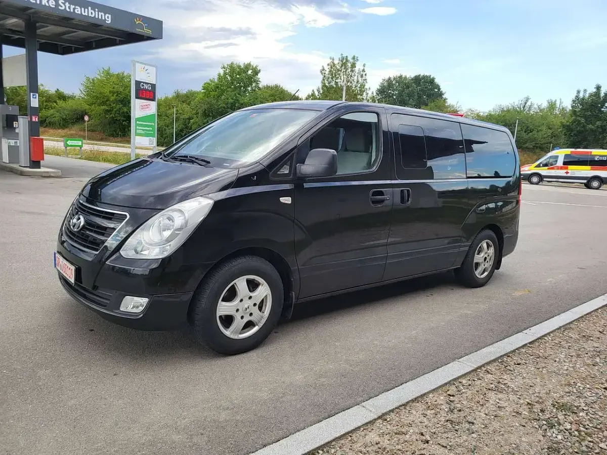 Gebraucht Hyundai H-1 Comfort 136 PS (100 kW) 2014 Timeless black / mic Van / Kleinbus