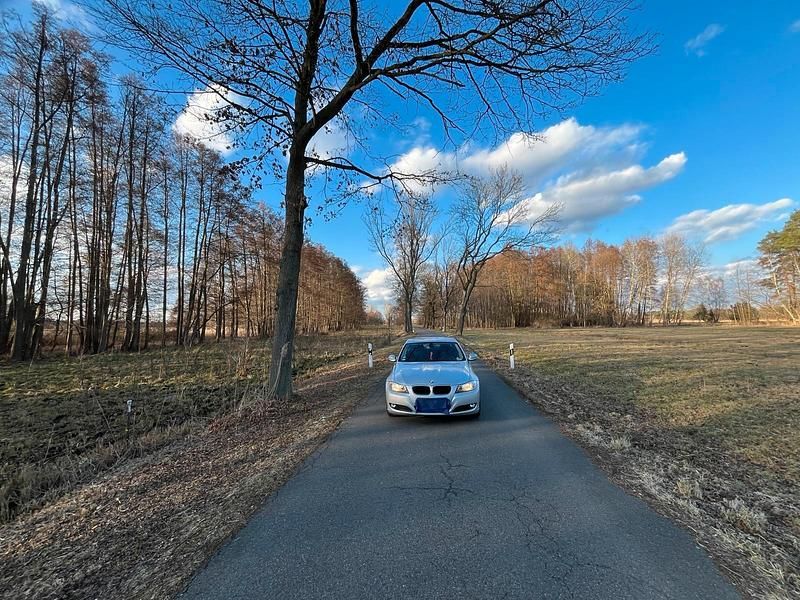 Gebraucht BMW 320 170 PS (125 kW) 2010 Silber Limousine