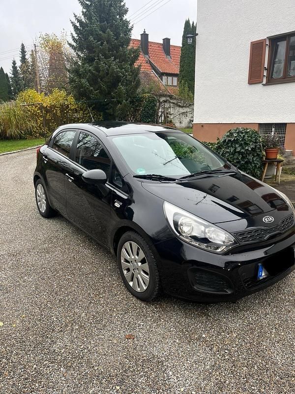 Schwarz Gebraucht 2012 Kia Rio Limousine | 5.999 € (Fairer Preis) - Bild 1/4