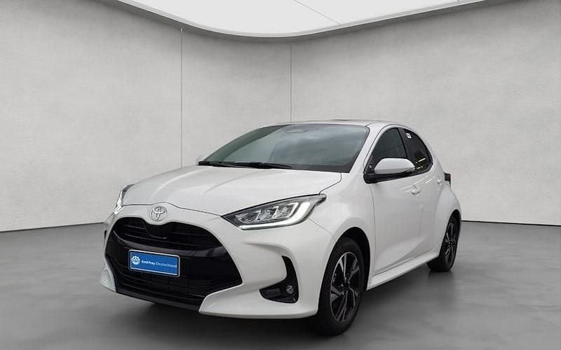 Weiß Gebraucht 2025 Toyota Yaris Hybrid Limousine | 23.790 € (Fairer Preis) - Bild 1/4