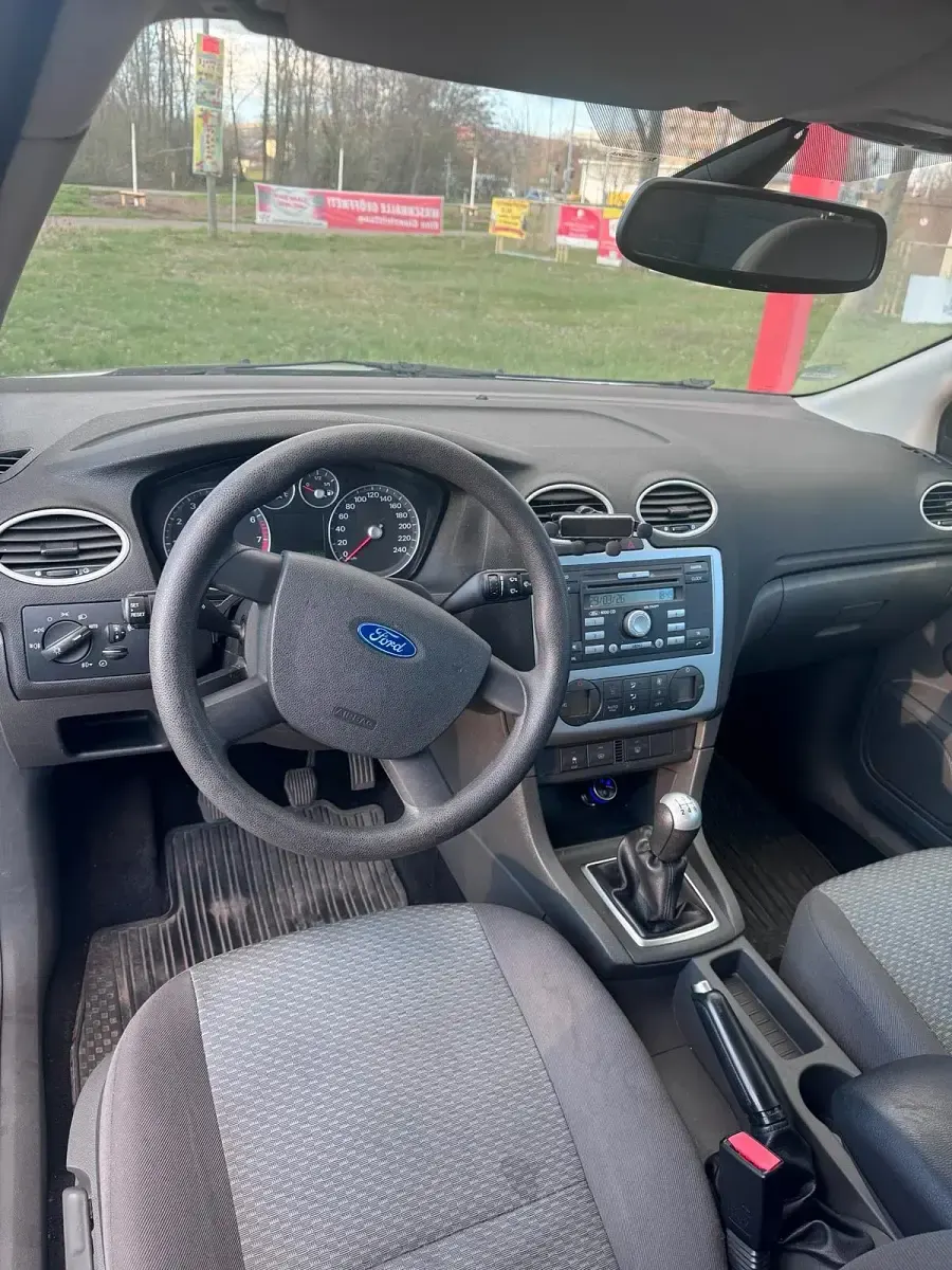 Używany Ford Focus 92 KM (67 kW) 2006 Szary Sedan/Limuzyna