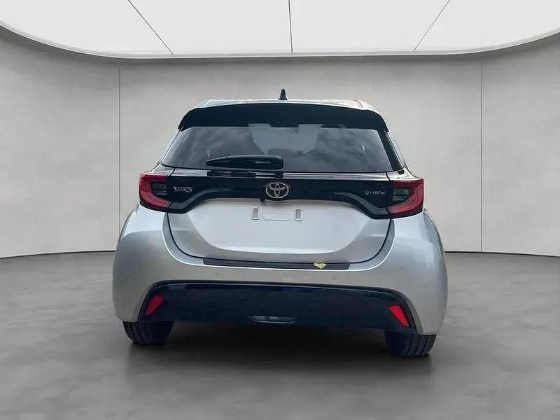 Neu Toyota Yaris Hybrid Style 131 PS (96 kW) 2025 Silber Limousine