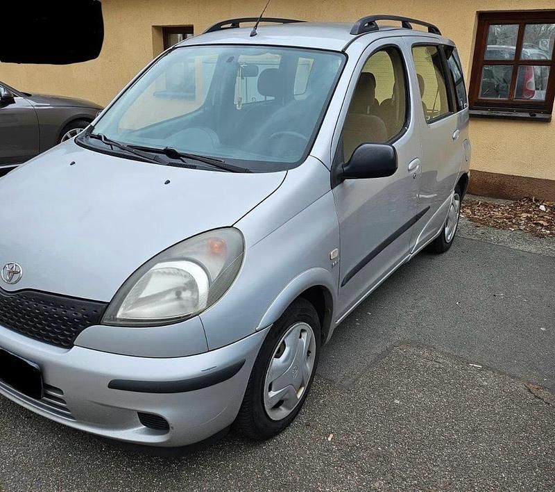 Gebraucht Toyota Yaris 86 PS (63 kW) 2002 Silber Kleinwagen