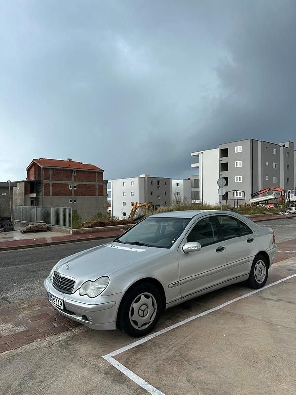 Silber Gebraucht 2001 Mercedes C200 Limousine | 2.700 € - Bild 1/4