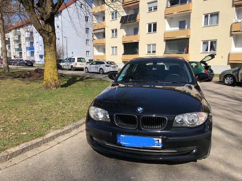 Gebraucht BMW 116 122 PS (89 kW) 2011 Schwarz Kleinwagen