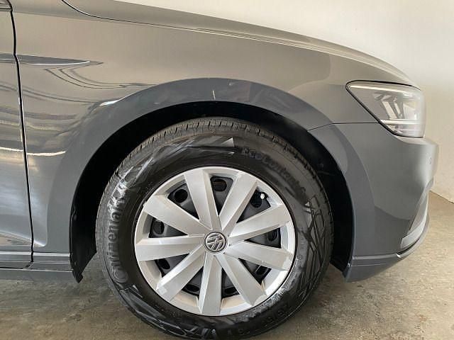Gebraucht VW Passat Basis 150 PS (110 kW) 2021 Uranograu Kombi
