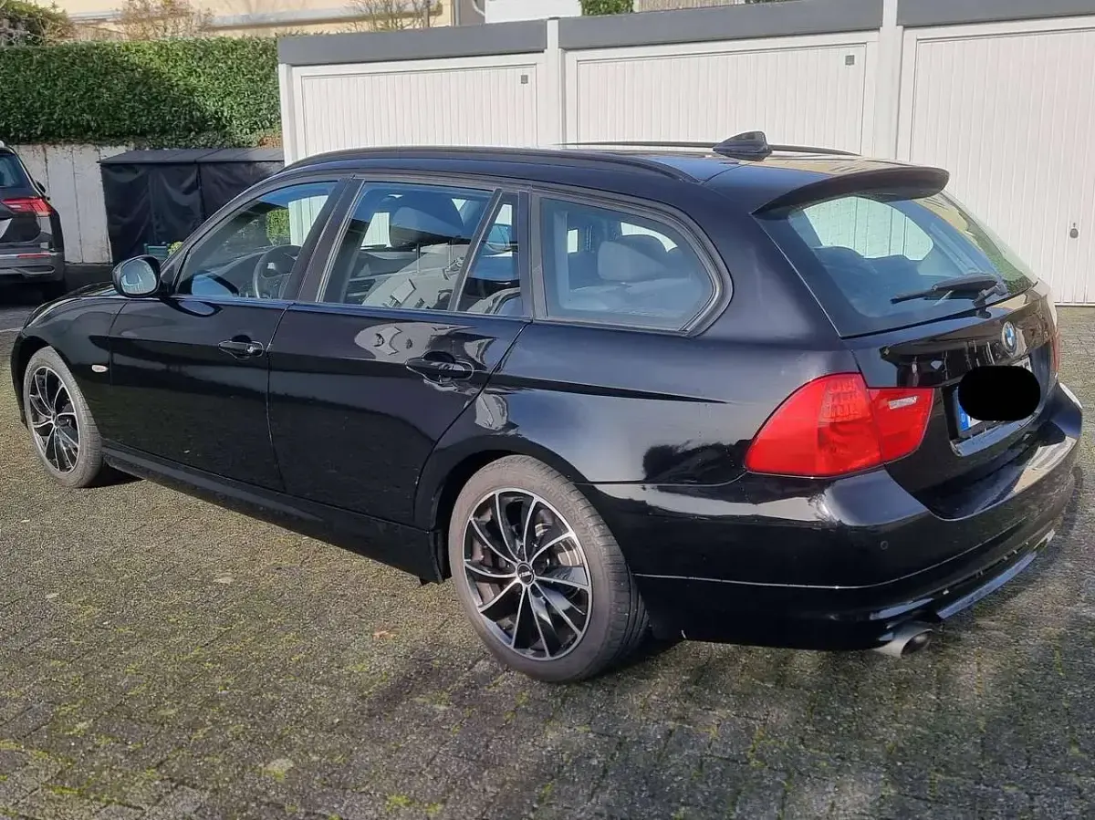 Gebraucht BMW 320 184 PS (135 kW) 2012 Schwarz Kombi