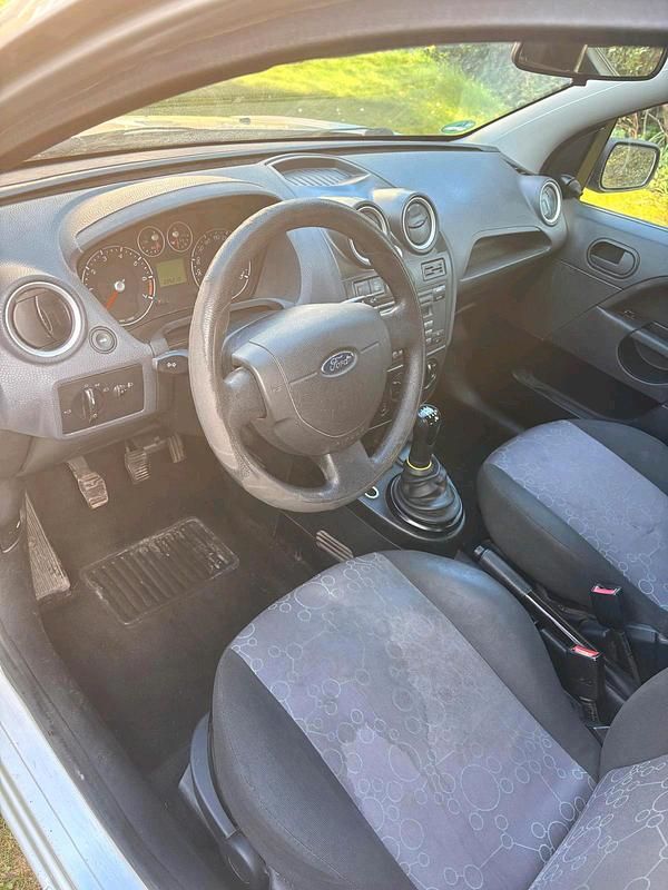 Używany Ford Fiesta 75 KM (55 kW) 2006 Srebrny Hatchback