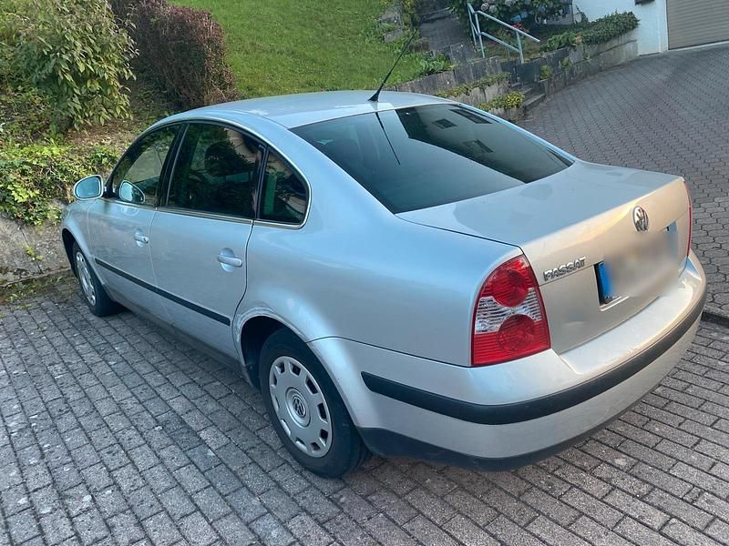 Silber Gebraucht 2005 VW Passat Limousine | 2.700 € (Fairer Preis) - Bild 1/4