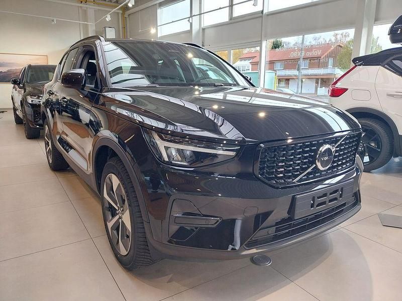Neu Volvo XC40 Plus 163 PS (119 kW) 2025 Schwarz SUV