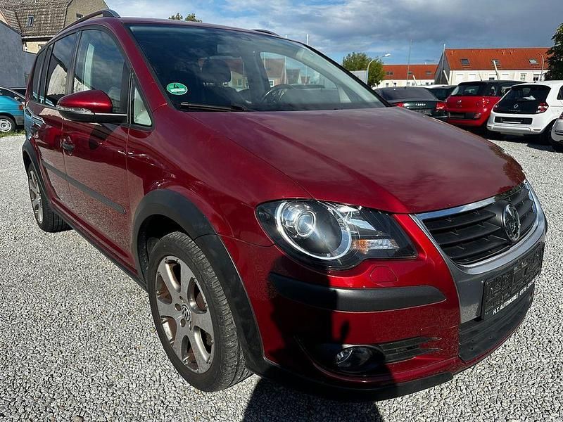 Wild cherry red metallic Gebraucht 2010 VW Touran Cross Van / Kleinbus | 7.999 € (Etwas zu teuer) - Bild 1/4