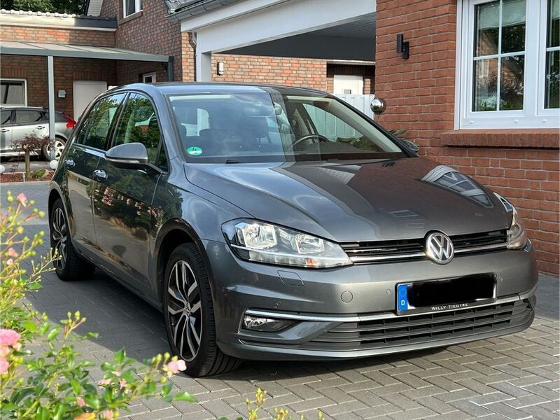 Grau Gebraucht 2017 VW Golf VII Comfortline Limousine | 8.950 € (Guter Preis) - Bild 1/4