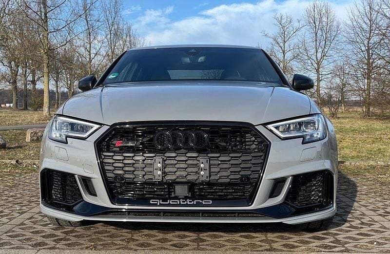 Grau Gebraucht 2018 Audi RS3 Ambiente Kleinwagen | 47.999 € (Fairer Preis) - Bild 1/4