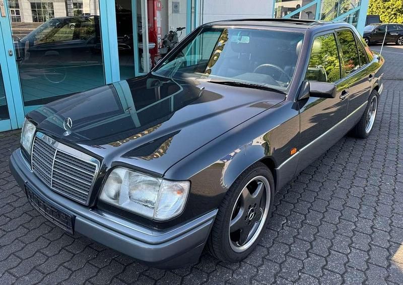 Schwarz (metallic) Gebraucht 1995 Mercedes E320 Limousine | 22.500 € - Bild 1/4