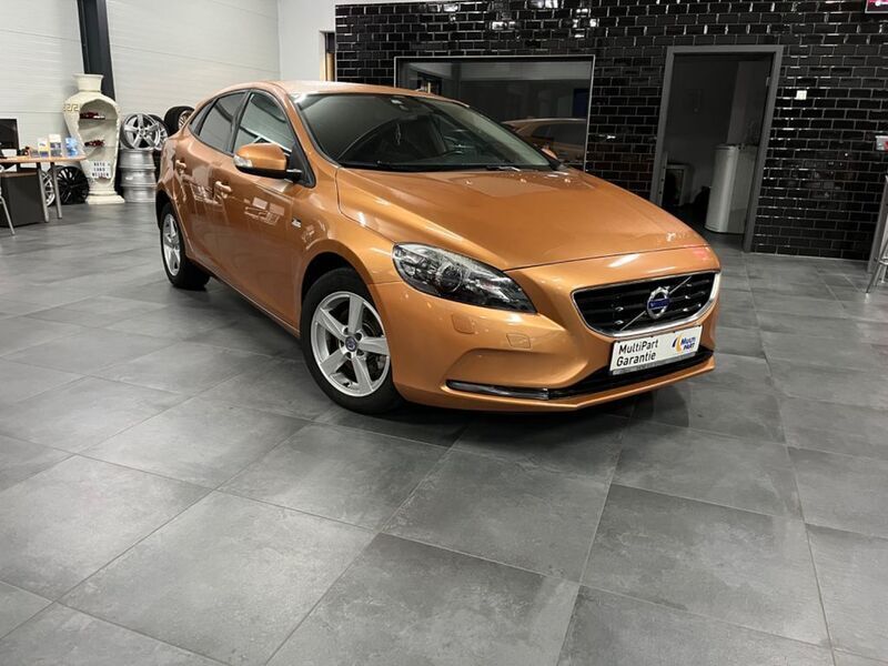 Gebraucht Volvo V40 Kinetic 150 PS (110 kW) 2012 Vibrant copper / metallic Kombi
